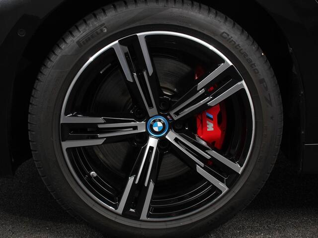 BMW 3-SERIE Touring 330e M-Sport PHEV Digitale Cockpit Climate control Stoel verwarming LED Sfeer verlichting Lichtmetalen velgen Navigatie Apple carplay/ Android auto Parkeersensoren