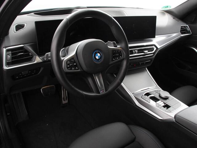 BMW 3-SERIE Touring 330e M-Sport PHEV Digitale Cockpit Climate control Stoel verwarming LED Sfeer verlichting Lichtmetalen velgen Navigatie Apple carplay/ Android auto Parkeersensoren