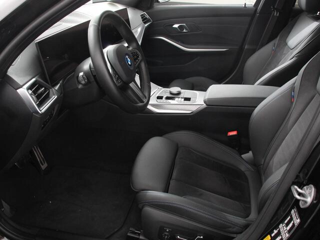 BMW 3-SERIE Touring 330e M-Sport PHEV Digitale Cockpit Climate control Stoel verwarming LED Sfeer verlichting Lichtmetalen velgen Navigatie Apple carplay/ Android auto Parkeersensoren