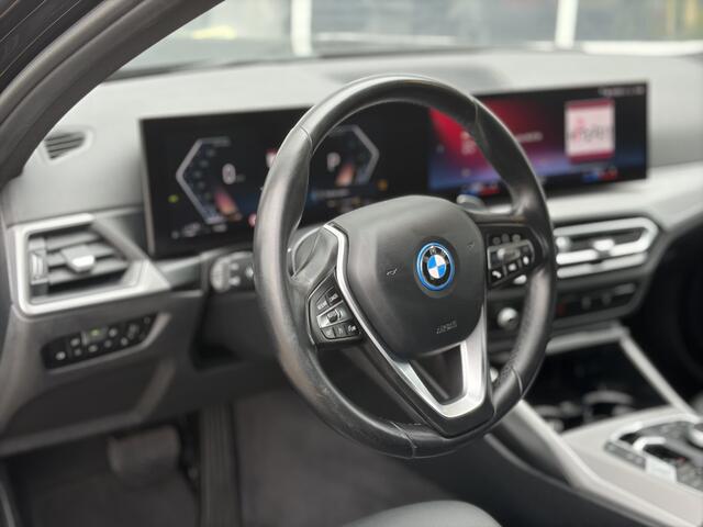 BMW 3-SERIE Touring 330e Executive 293pk | Nieuw Model | Virtual Cockpit | Apple Carplay/Android Auto | Dab | Elektrisch bedienbare achterklep | LED koplampen | Sportstoelen | Trekhaak elektrisch bedienbaar | Zeer compleet!