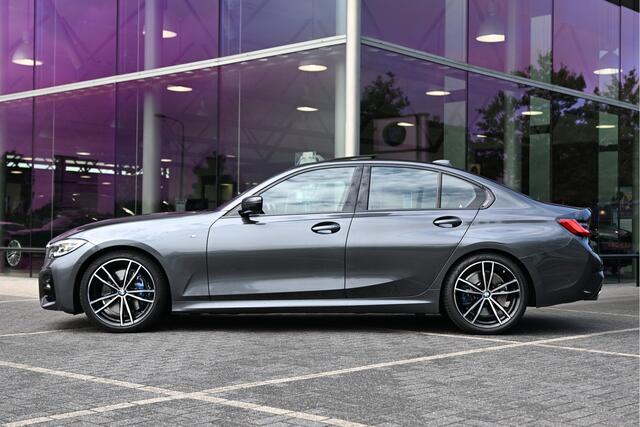 BMW 3-SERIE 318i High Executive M Sport Automaat / Schuif-kanteldak / Sportstoelen / Achteruitrijcamera / Head-Up / LED / Stoelverwarming / Live Cockpit Professional