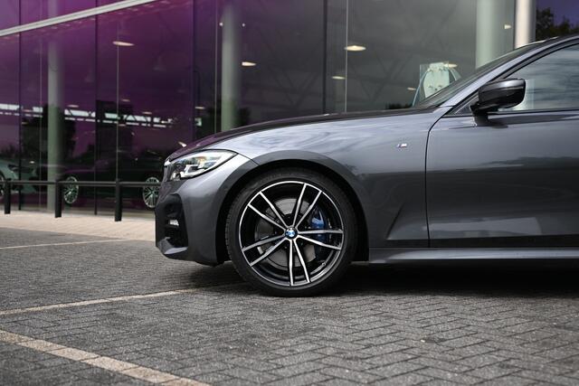 BMW 3-SERIE 318i High Executive M Sport Automaat / Schuif-kanteldak / Sportstoelen / Achteruitrijcamera / Head-Up / LED / Stoelverwarming / Live Cockpit Professional