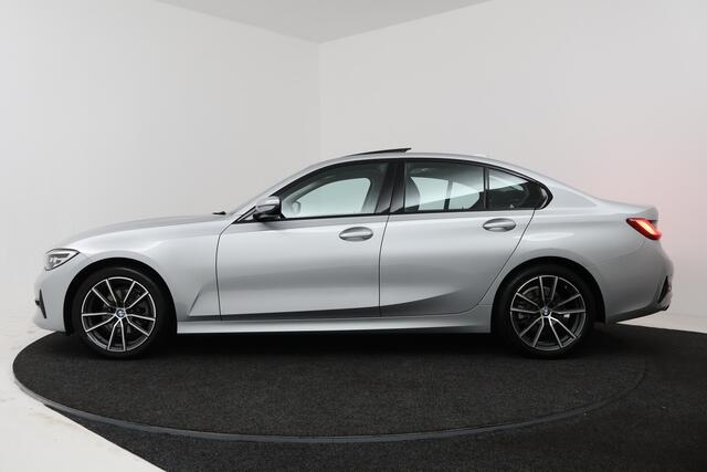 BMW 3-SERIE 320i Executive Edition (PANORAMADAK, SFEERVERLICHTING, PDC, DEALER ONDERHOUDEN)