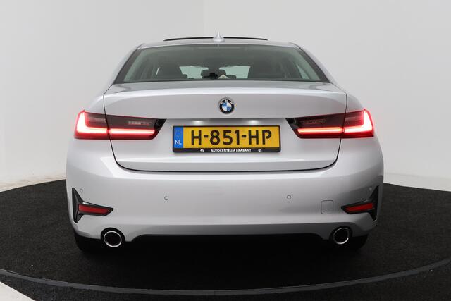 BMW 3-SERIE 320i Executive Edition (PANORAMADAK, SFEERVERLICHTING, PDC, DEALER ONDERHOUDEN)