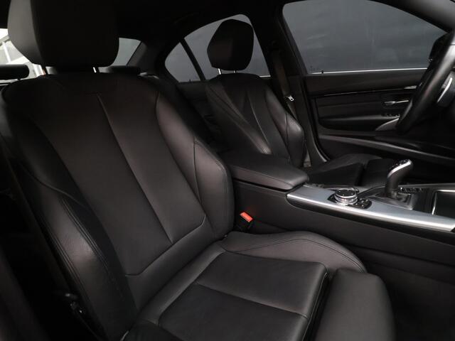 BMW 3-SERIE 320i Centennial High Executive [VOL LEDER, STOELVERWARMING, LED, NAVIGATIE, CRUISE CONTROL, PDC ACHTER, CLIMATE CONTROL, BLUETOOTH, SPORTSTUUR, NIEUWSTAAT]
