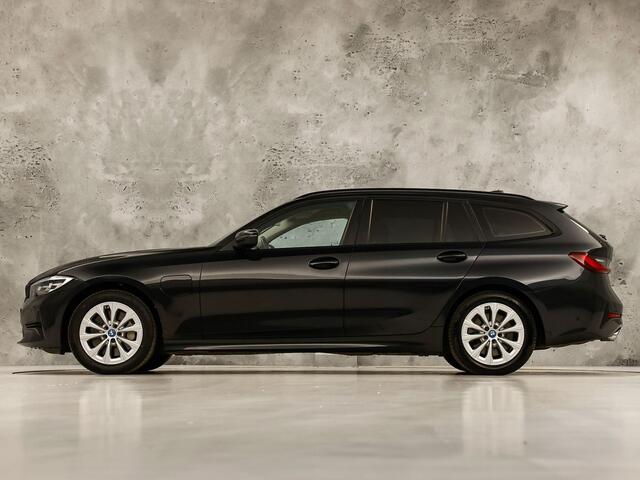 BMW 3-SERIE Touring 330e Sport 292Pk Automaat (APPLE CARPLAY, SOH 90,2%, GROOT NAVI, COGNAC LEDER, CAMERA, STOELVERWARMING, SFEERVERLICHTING, ELEK ACHTERKLEP, GETINT GLAS, NIEUWSTAAT)