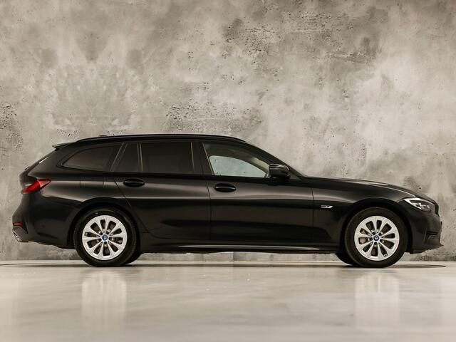 BMW 3-SERIE Touring 330e Sport 292Pk Automaat (APPLE CARPLAY, SOH 90,2%, GROOT NAVI, COGNAC LEDER, CAMERA, STOELVERWARMING, SFEERVERLICHTING, ELEK ACHTERKLEP, GETINT GLAS, NIEUWSTAAT)