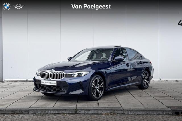 BMW 3-SERIE Sedan 330e M-Sport 18 Inch / Glazen Schuifdak / Electrische Zwenkhaak / Getinte Ramen Achter / Stoel verwarming / Binnen & Buitenspiegel Automatisch Dimmend /
