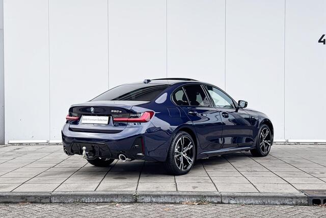 BMW 3-SERIE Sedan 330e M-Sport 18 Inch / Glazen Schuifdak / Electrische Zwenkhaak / Getinte Ramen Achter / Stoel verwarming / Binnen & Buitenspiegel Automatisch Dimmend /
