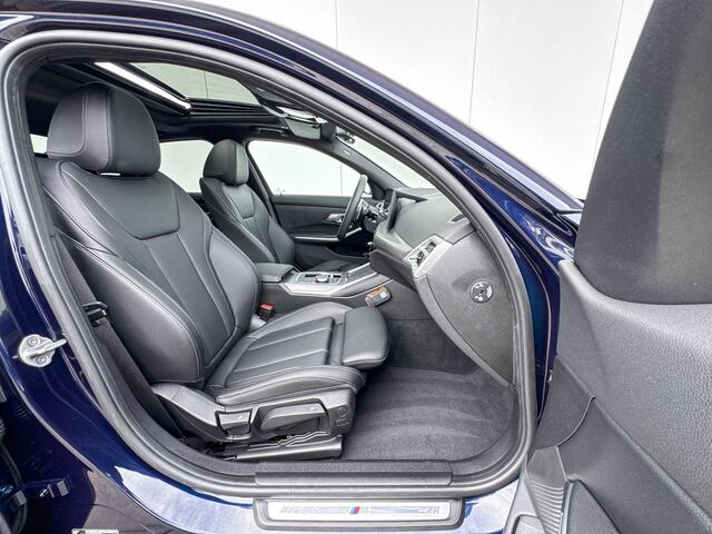 BMW 3-SERIE Sedan 330e M-Sport 18 Inch / Glazen Schuifdak / Electrische Zwenkhaak / Getinte Ramen Achter / Stoel verwarming / Binnen & Buitenspiegel Automatisch Dimmend /