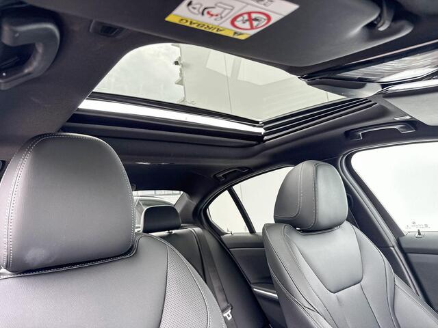 BMW 3-SERIE Sedan 330e M-Sport 18 Inch / Glazen Schuifdak / Electrische Zwenkhaak / Getinte Ramen Achter / Stoel verwarming / Binnen & Buitenspiegel Automatisch Dimmend /