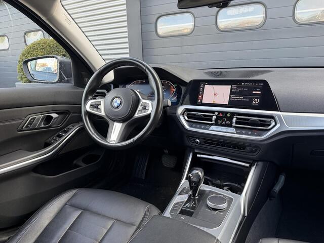 BMW 3-SERIE 320i xDrive High Executive Edition | Navigatie | Head-Up Display | DAB | Privacy Glass | Lederen Bekleding |