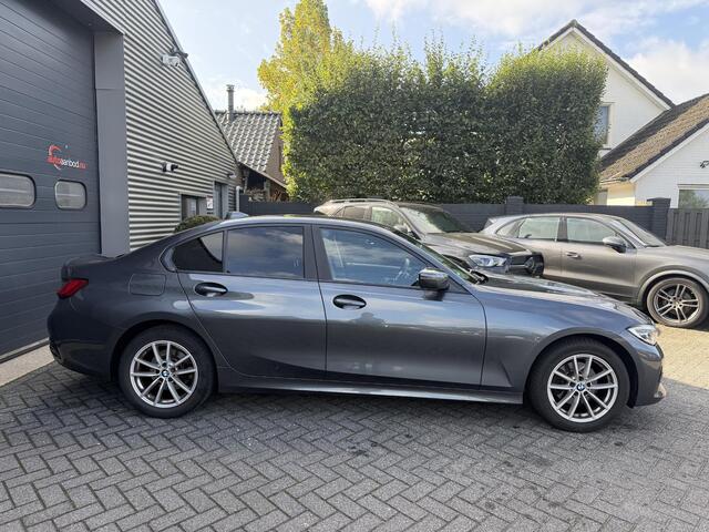 BMW 3-SERIE 320i xDrive High Executive Edition | Navigatie | Head-Up Display | DAB | Privacy Glass | Lederen Bekleding |