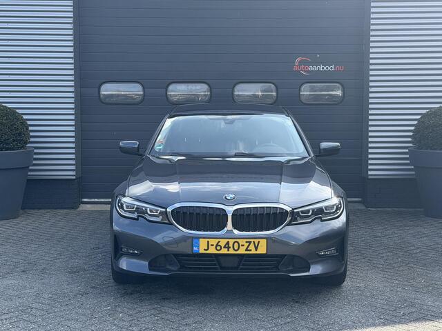 BMW 3-SERIE 320i xDrive High Executive Edition | Navigatie | Head-Up Display | DAB | Privacy Glass | Lederen Bekleding |