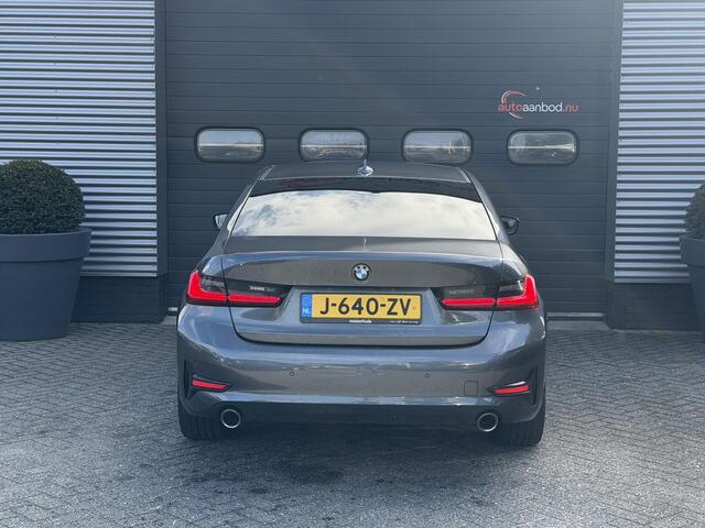 BMW 3-SERIE 320i xDrive High Executive Edition | Navigatie | Head-Up Display | DAB | Privacy Glass | Lederen Bekleding |
