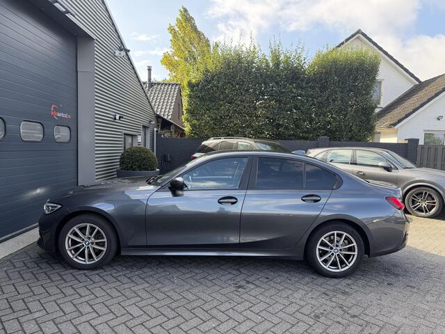 BMW 3-SERIE 320i xDrive High Executive Edition | Navigatie | Head-Up Display | DAB | Privacy Glass | Lederen Bekleding |