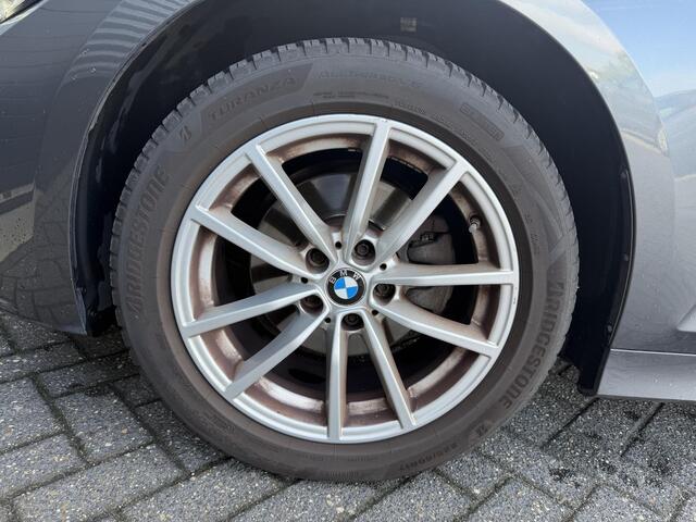 BMW 3-SERIE 320i xDrive High Executive Edition | Navigatie | Head-Up Display | DAB | Privacy Glass | Lederen Bekleding |
