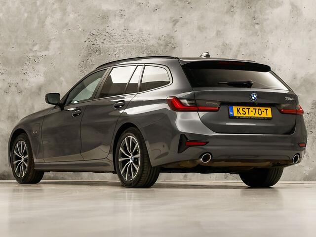 BMW 3-SERIE Touring 320e High Executive 204Pk Automaat (APPLE CARPLAY, M STUUR, GROOT NAVI, STOELVERWARMING, CAMERA, LEDER, SPORTSTOELEN, GETINT GLAS, ZWART HEMEL, NIEUWE APK, NIEUWSTAAT)