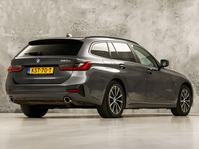 BMW 3-SERIE Touring 320e High Executive 204Pk Automaat (APPLE CARPLAY, M STUUR, GROOT NAVI, STOELVERWARMING, CAMERA, LEDER, SPORTSTOELEN, GETINT GLAS, ZWART HEMEL, NIEUWE APK, NIEUWSTAAT)