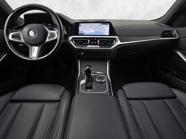 BMW 3-SERIE Touring 320e High Executive 204Pk Automaat (APPLE CARPLAY, M STUUR, GROOT NAVI, STOELVERWARMING, CAMERA, LEDER, SPORTSTOELEN, GETINT GLAS, ZWART HEMEL, NIEUWE APK, NIEUWSTAAT)