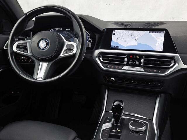 BMW 3-SERIE Touring 320e High Executive 204Pk Automaat (APPLE CARPLAY, M STUUR, GROOT NAVI, STOELVERWARMING, CAMERA, LEDER, SPORTSTOELEN, GETINT GLAS, ZWART HEMEL, NIEUWE APK, NIEUWSTAAT)