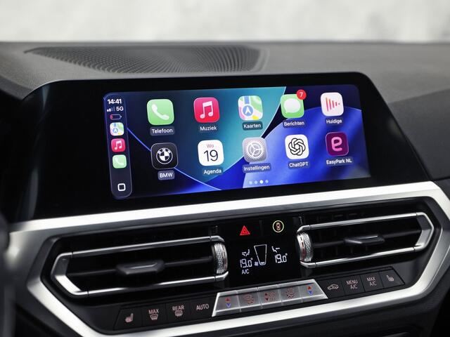 BMW 3-SERIE Touring 320e High Executive 204Pk Automaat (APPLE CARPLAY, M STUUR, GROOT NAVI, STOELVERWARMING, CAMERA, LEDER, SPORTSTOELEN, GETINT GLAS, ZWART HEMEL, NIEUWE APK, NIEUWSTAAT)