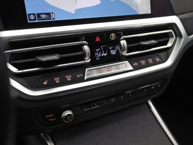 BMW 3-SERIE Touring 320e High Executive 204Pk Automaat (APPLE CARPLAY, M STUUR, GROOT NAVI, STOELVERWARMING, CAMERA, LEDER, SPORTSTOELEN, GETINT GLAS, ZWART HEMEL, NIEUWE APK, NIEUWSTAAT)