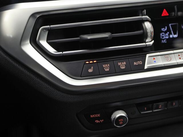 BMW 3-SERIE Touring 320e High Executive 204Pk Automaat (APPLE CARPLAY, M STUUR, GROOT NAVI, STOELVERWARMING, CAMERA, LEDER, SPORTSTOELEN, GETINT GLAS, ZWART HEMEL, NIEUWE APK, NIEUWSTAAT)