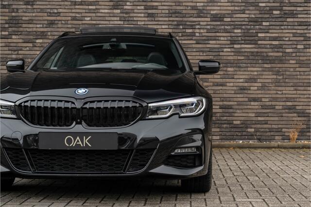 BMW 3-SERIE Touring 330e | M-Sport | Live Cockpit | Panorama | Leder | Memory | Head-Up | Trekhaak | 360 Camera | 19"LM | Saphire Zwart