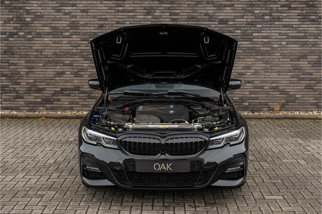 BMW 3-SERIE Touring 330e | M-Sport | Live Cockpit | Panorama | Leder | Memory | Head-Up | Trekhaak | 360 Camera | 19"LM | Saphire Zwart