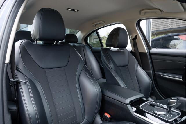 BMW 3-SERIE 320i Aut. High Executive Sportline Sportstoelen - Stoelverwarming - Live Cockpit Prof.