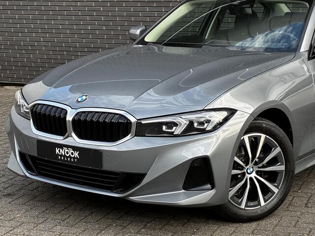 BMW 3-SERIE Sedan 318i Automaat / Navigatiesysteem / Stoelverwarming / Parkeersensoren achter / Active Guard Plus / Shadow Line / Live Cockpit Plus / Cruise Control / DAB / Connected Package Professional