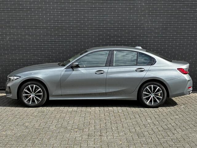 BMW 3-SERIE Sedan 318i Automaat / Navigatiesysteem / Stoelverwarming / Parkeersensoren achter / Active Guard Plus / Shadow Line / Live Cockpit Plus / Cruise Control / DAB / Connected Package Professional