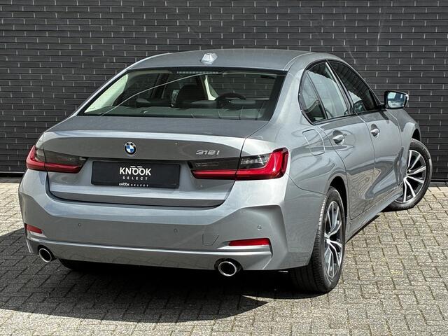 BMW 3-SERIE Sedan 318i Automaat / Navigatiesysteem / Stoelverwarming / Parkeersensoren achter / Active Guard Plus / Shadow Line / Live Cockpit Plus / Cruise Control / DAB / Connected Package Professional