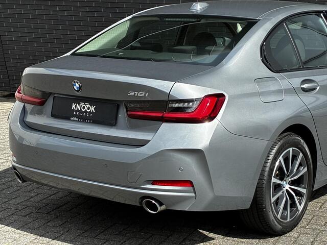 BMW 3-SERIE Sedan 318i Automaat / Navigatiesysteem / Stoelverwarming / Parkeersensoren achter / Active Guard Plus / Shadow Line / Live Cockpit Plus / Cruise Control / DAB / Connected Package Professional
