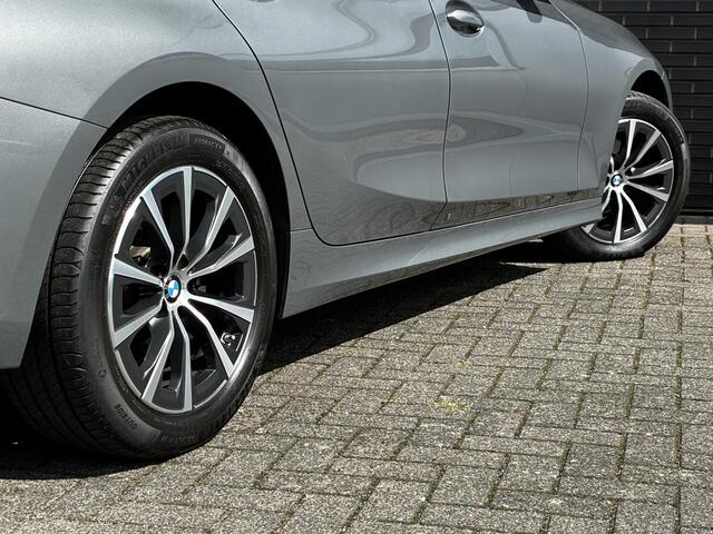 BMW 3-SERIE Sedan 318i Automaat / Navigatiesysteem / Stoelverwarming / Parkeersensoren achter / Active Guard Plus / Shadow Line / Live Cockpit Plus / Cruise Control / DAB / Connected Package Professional