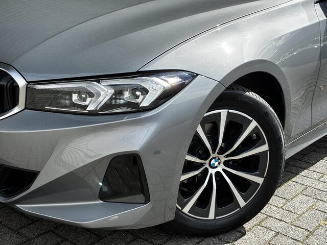 BMW 3-SERIE Sedan 318i Automaat / Navigatiesysteem / Stoelverwarming / Parkeersensoren achter / Active Guard Plus / Shadow Line / Live Cockpit Plus / Cruise Control / DAB / Connected Package Professional