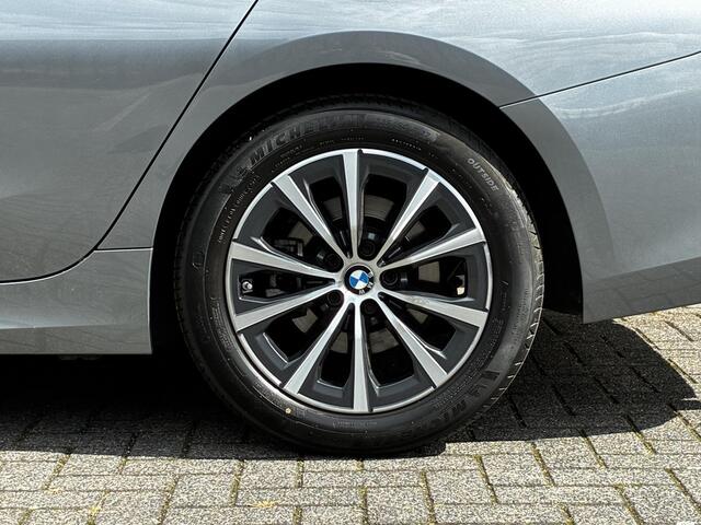 BMW 3-SERIE Sedan 318i Automaat / Navigatiesysteem / Stoelverwarming / Parkeersensoren achter / Active Guard Plus / Shadow Line / Live Cockpit Plus / Cruise Control / DAB / Connected Package Professional
