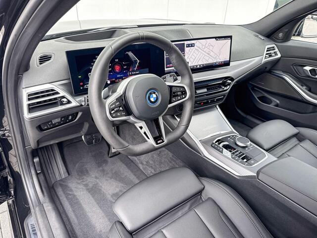 BMW 3-SERIE Touring 330e | Innovation Pack | M Sport | Trekhaak | Panoramadak |
