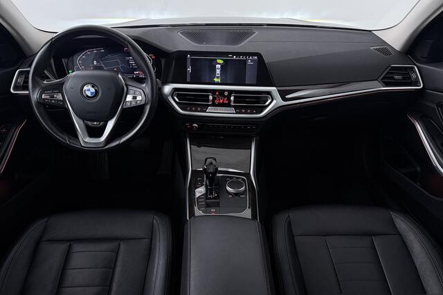 BMW 3-SERIE 320i High Executive (PANORAMADAK, DEALER ONDERHOUDEN, STUUR-/STOELVERWARMING, SFEERVERLICHTING)
