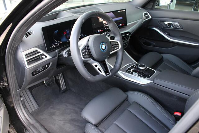 BMW 3-SERIE Touring 330e M Sport Automaat / Panoramadak / Trekhaak / Sportstoelen / Adaptieve LED / Comfort Access / Parking Assistant Plus / Active Cruise Control