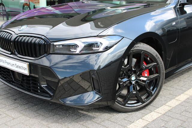 BMW 3-SERIE Touring 330e M Sport Automaat / Panoramadak / Trekhaak / Sportstoelen / Adaptieve LED / Comfort Access / Parking Assistant Plus / Active Cruise Control