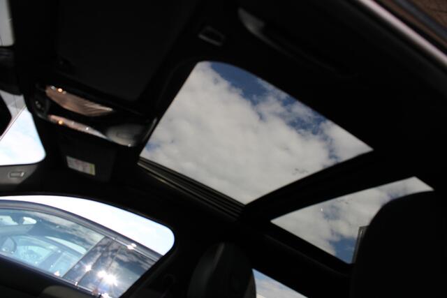 BMW 3-SERIE Touring 330e M Sport Automaat / Panoramadak / Trekhaak / Sportstoelen / Adaptieve LED / Comfort Access / Parking Assistant Plus / Active Cruise Control