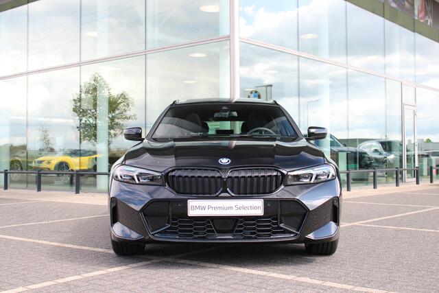 BMW 3-SERIE Touring 330e M Sport Automaat / Panoramadak / Trekhaak / Sportstoelen / Adaptieve LED / Comfort Access / Parking Assistant Plus / Active Cruise Control