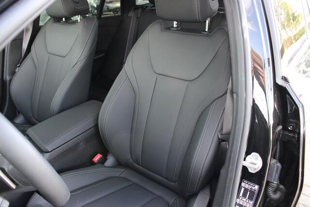 BMW 3-SERIE Touring 330e M Sport Automaat / Panoramadak / Trekhaak / Sportstoelen / Adaptieve LED / Comfort Access / Parking Assistant Plus / Active Cruise Control