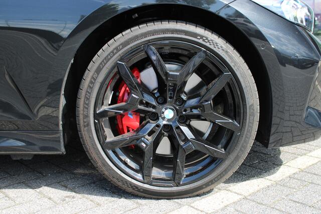 BMW 3-SERIE Touring 330e M Sport Automaat / Panoramadak / Trekhaak / Sportstoelen / Adaptieve LED / Comfort Access / Parking Assistant Plus / Active Cruise Control