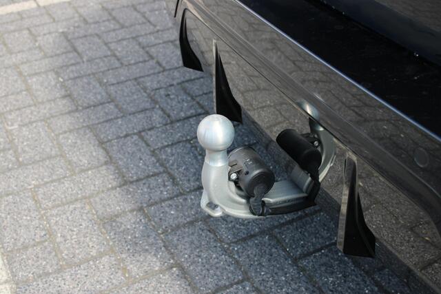 BMW 3-SERIE Touring 330e M Sport Automaat / Panoramadak / Trekhaak / Sportstoelen / Adaptieve LED / Comfort Access / Parking Assistant Plus / Active Cruise Control