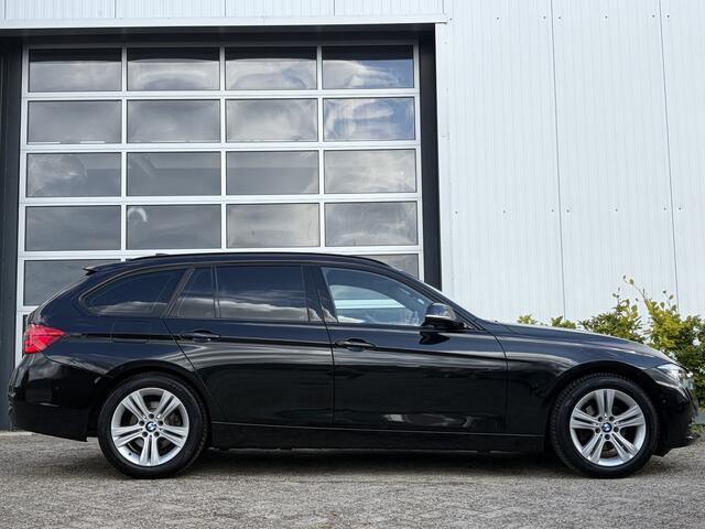 BMW 3-SERIE Touring 318i High Executive 136pk | Bluetooth | Cruise control | Elektrisch bedienbare achterklep | LED koplampen | Parkeersensor voor en achter | Rondomzicht camera | Voorstoelen verwarmd | Zeer nette auto!