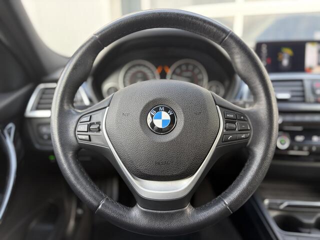 BMW 3-SERIE Touring 318i High Executive 136pk | Bluetooth | Cruise control | Elektrisch bedienbare achterklep | LED koplampen | Parkeersensor voor en achter | Rondomzicht camera | Voorstoelen verwarmd | Zeer nette auto!