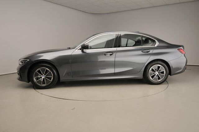 BMW 3-SERIE Sedan 320i | LED | Leder | Navigatie | Sportstoelen | Stoelverwarming | Chrome Line | DAB | harman-kardon sound | Alu 16 inch